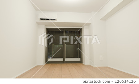 晚上新建的房子裡空蕩蕩的房間 晚上新建的房子裡空蕩蕩的房間 120534120