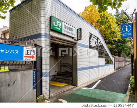 東京23區JR車站中乘客人數最少的越中島站地面入口處的站名顯示 120534447