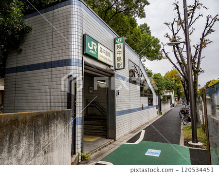The station name display at the ground level entrance of Etchujima Station, the JR station with the fewest passengers in Tokyo's 23 wards. 120534451