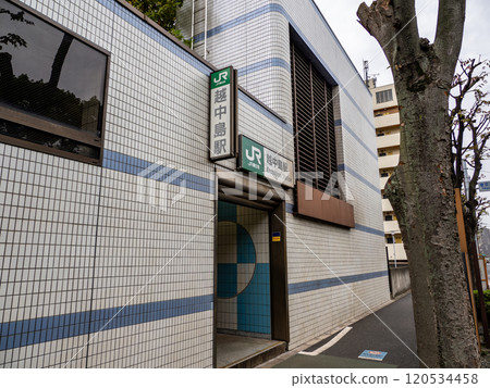 The station name display at the ground level entrance of Etchujima Station, the JR station with the fewest passengers in Tokyo's 23 wards. 120534458