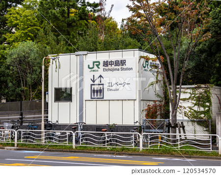 The station name display in the elevator at Etchujima Station, the JR station with the fewest passengers in Tokyo's 23 wards 120534570