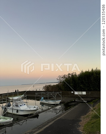 黃昏的天空和霞浦湖水邊 黃昏的天空和霞浦湖水邊 120535486