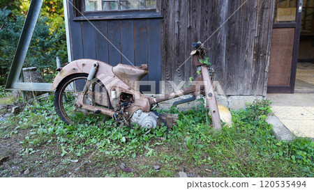 飯田線_大和田車站大樓前方腐爛的Super Cub 120535494