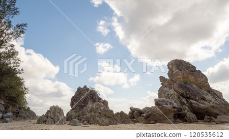 與奇怪的岩石的風景 120535612