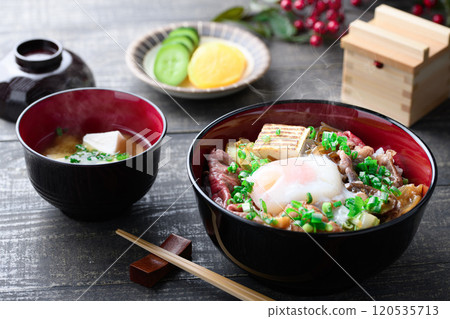 壽喜燒蓋上溫泉蛋的碗 壽喜燒蓋上溫泉蛋的碗 120535713