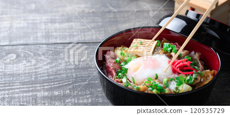 壽喜燒蓋上溫泉蛋的碗 120535729