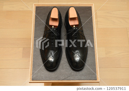 Beautifully polished black leather shoes 120537911