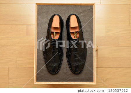 Beautifully polished black leather shoes 120537912