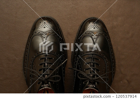 Beautifully polished black leather shoes 120537914