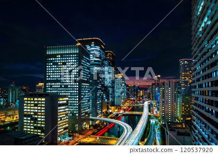 大阪中之島摩天大樓和阪神高速公路的夜景 120537920