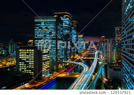 大阪中之島摩天大樓和阪神高速公路的夜景 大阪中之島摩天大樓和阪神高速公路的夜景 120537921