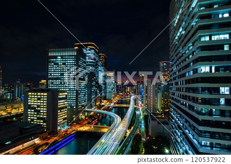 大阪中之島摩天大樓和阪神高速公路的夜景 120537922