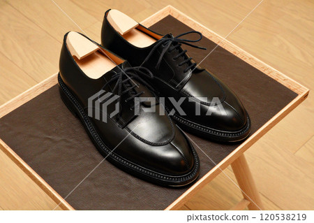 Beautifully polished black leather shoes 120538219