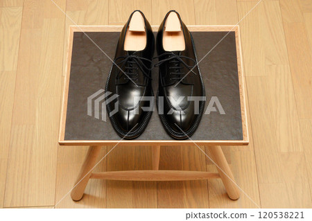 精美拋光的黑色皮鞋 精美拋光的黑色皮鞋 120538221