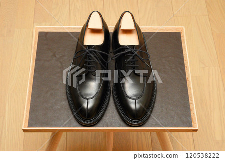 精美拋光的黑色皮鞋 120538222