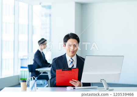 在辦公室工作的商務人士 120539466