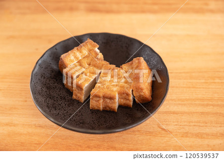 Grilled and sliced fried silk 120539537