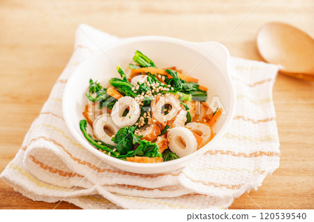 Making sesame dressing of spring chrysanthemum with chikuwa Making sesame dressing of spring chrysanthemum with chikuwa 120539540