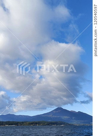會津磐梯山、豬苗代湖和大雲（垂直構圖） 120540597