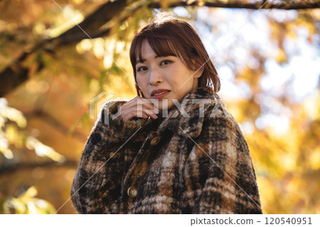 享受秋葉觀賞的女人 享受秋葉觀賞的女人 120540951