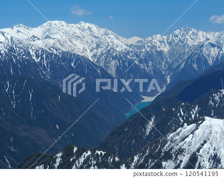 從北阿爾卑斯大天陽山眺望早春的立山連峰與張木岳 從北阿爾卑斯大天陽山眺望早春的立山連峰與張木岳 120541195
