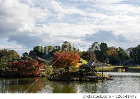 日本岡山縣岡山市後樂園美麗的秋景 120541472