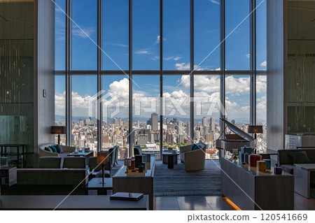 從大阪萬豪都酒店 19 樓休息室看到的景色，這是一家位於摩天大樓阿倍野 Harukas 內的外國豪華酒店。 120541669