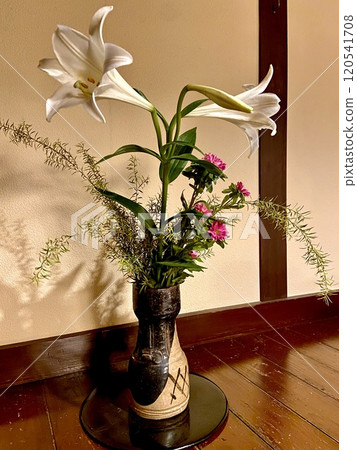 Flower Arrangement - Tokonoma 120541708