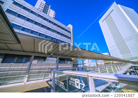 Yokohama cityscape in Japan: View of Yokohama City Hall, Minato Mirai, etc. from the pedestrian bridge in front of the new south exit of Sakuragicho Station (November 24th) 120541887