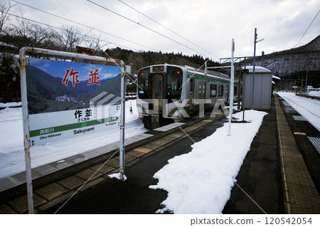 A train bound for Sendai awaits departure at Sakunami Station on the Senzan Line in winter 120542054