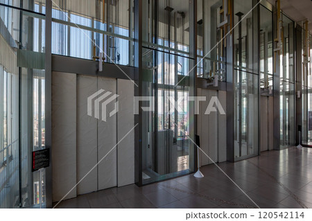 進入摩天大樓阿倍野Harukas的外國豪華飯店電梯廳 120542114