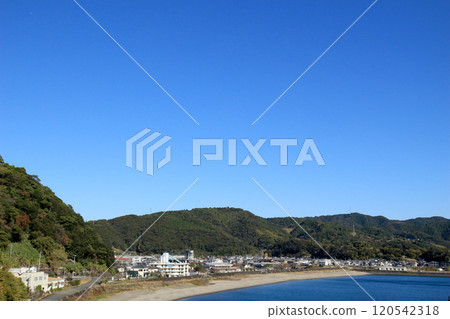 城市景觀與海嘯疏散塔 城市景觀與海嘯疏散塔 120542318