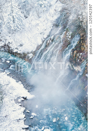 狂野的白須瀑布伴隨著頭髮風暴 狂野的白須瀑布伴隨著頭髮風暴 120542397