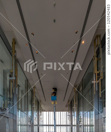 使用電動高空作業車在高空作業 使用電動高空作業車在高空作業 120542483