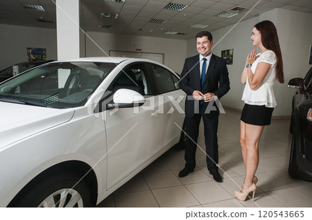 Advice on buying a car.Salon employee and car buyer. 120543665