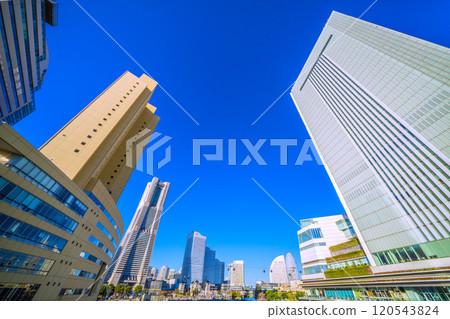 日本橫濱市容 從櫻木町站新南口前的人行天橋眺望橫濱市政廳、港未來等=11月24日 120543824