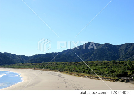 Calm sea and white sand beach in early winter 120544001