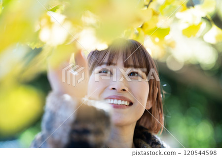 享受秋天的年輕女子葉狩獵 120544598