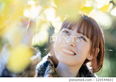 享受秋天的年輕女子葉狩獵 120544601