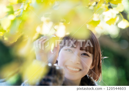 享受秋天的年輕女子葉狩獵 120544603