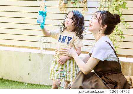 父母和孩子在花園裡玩電肥皂泡 120544702