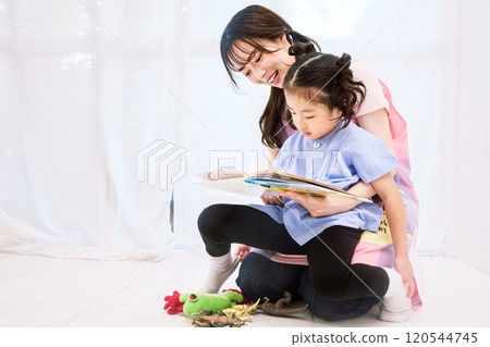 保育老師與幼兒園小朋友一起閱讀繪本 保育老師與幼兒園小朋友一起閱讀繪本 120544745