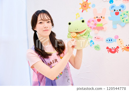 托兒所老師用木偶與幼稚園小朋友交談 120544778