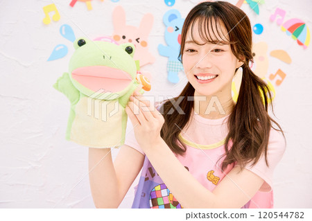 托兒所老師用木偶與幼稚園小朋友交談 120544782