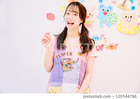 托兒所老師在 Paper Cert 上唱氣球歌 120544786