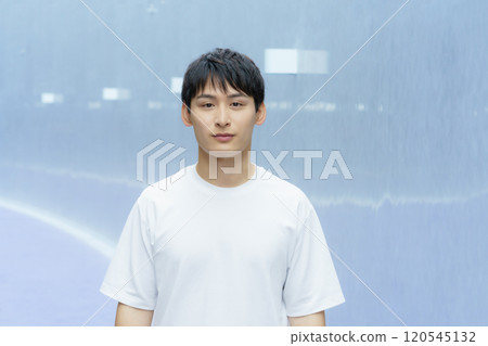 一個年輕人的前上半身 120545132