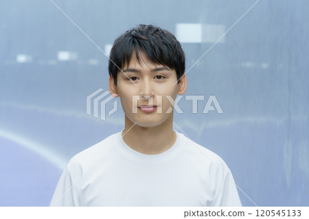 一個年輕人的前上半身 120545133