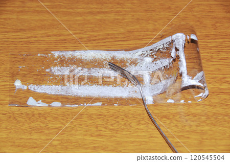 從脆餅上取下的薄膜，折疊後用叉子按壓，內側附著有白色奶油的狀態。 120545504