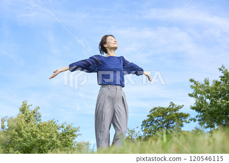 一個女人在外面深呼吸 120546115