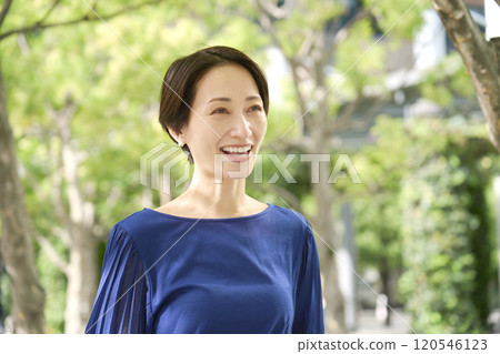 40多歲女性肖像戶外 120546123